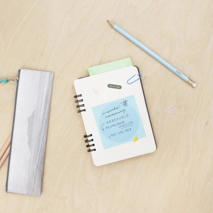 samolepicí bloček (různé barvy)