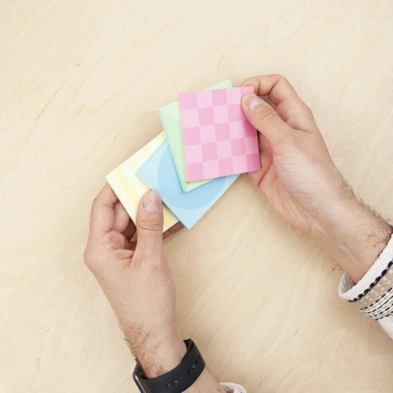 samolepicí bloček (různé barvy)